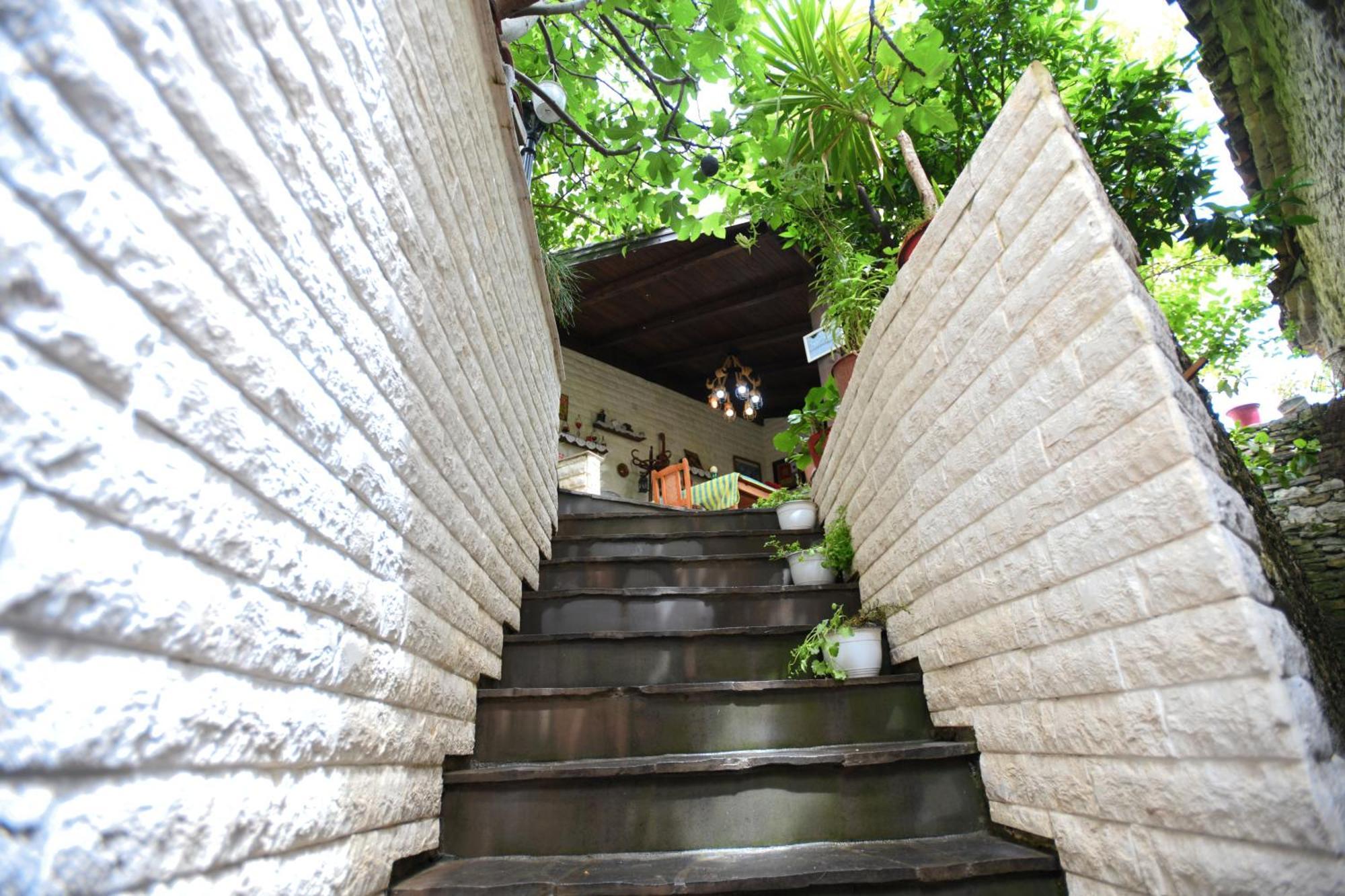 Guesthouse Alvaro Kadiu Berat Esterno foto